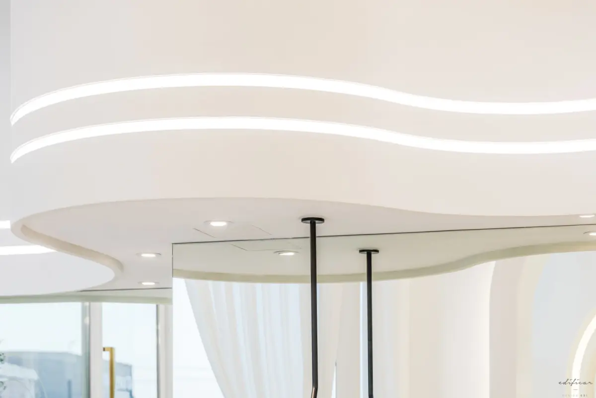 물결치는 LED 라인이 돋보이는 모던 천장 디테일